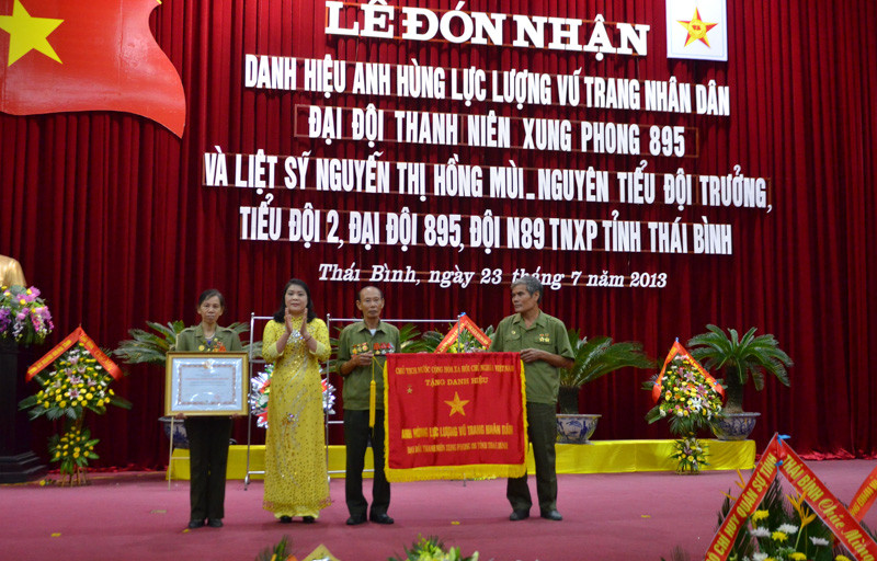 Lễ đón nhận Danh hiệu Anh hùng lực lượng vũ trang nhân dân của Đại đội Thanh niên xung phong 895 tỉnh Thái Bình. Anh hùng