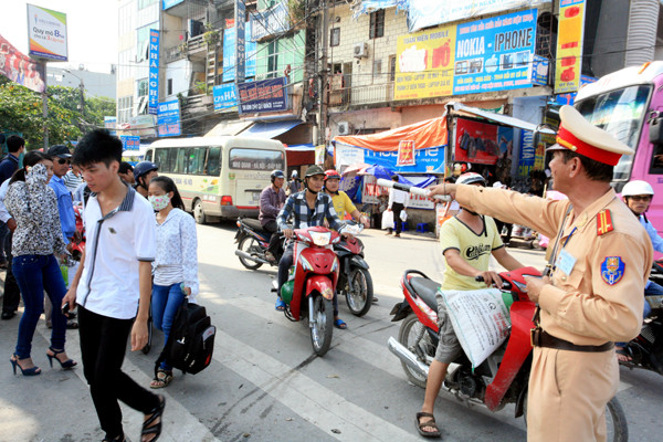 CSGT căng mình làm việc trong nắng