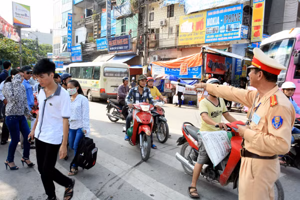 CSGT căng mình làm việc trong nắng