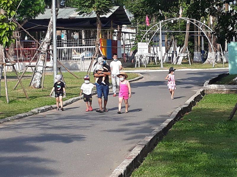 Đi công viên chơi nhưng vẫn không rời chiếc khẩu trang quen thuộc. (Ảnh: Nhật Trinh) Đi công viên chơi nhưng vẫn không rời chiếc khẩu trang quen thuộc. (Ảnh: Nhật Trinh)