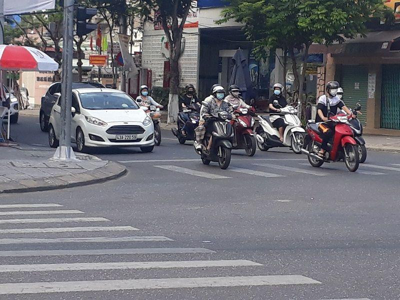 Đa số người dân tham gia giao thông hoặc đến các điểm tham quan du lịch đều nghiêm túc chấp hành việc đeo khẩu trang. (Ảnh: Nhật Trinh) Đa số người dân tham gia giao thông hoặc đến các điểm tham quan du lịch đều nghiêm túc chấp hành việc đeo khẩu trang. (Ảnh: Nhật Trinh)