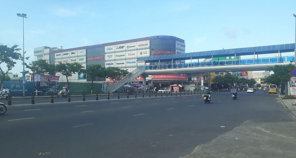 Đường Điện Biên Phủ, trước cổng Công viên 29-3 vào chiều ngày 1/5. (Ảnh: Nhật Trinh) Đường Điện Biên Phủ, trước cổng Công viên 29-3 vào chiều ngày 1/5. (Ảnh: Nhật Trinh)