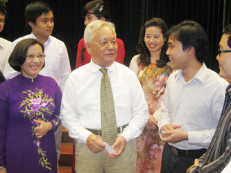 Các thế hệ thầy trò trao đổi về nghề tại buổi tọa đàm sáng 8-11