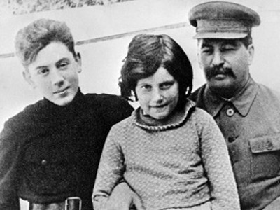 Stalin cùng hai con. Người bên trái là Vasily Stalin, cậu bé Vasga mà bà Tamara nhắc đến nhiều trong chuyện kể