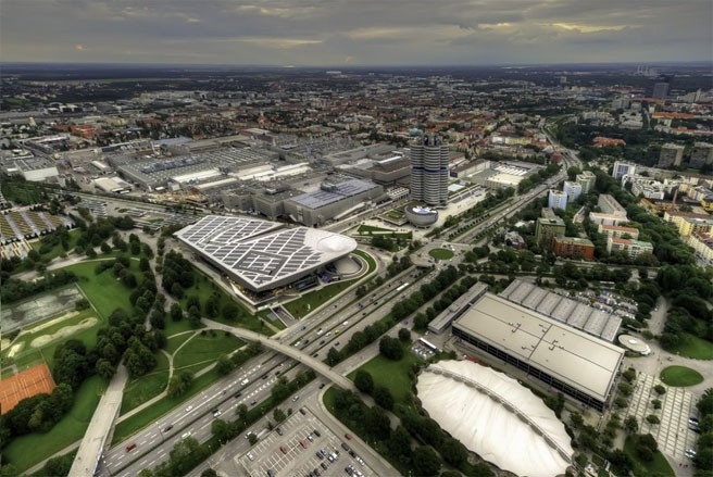 Tòa nhà BMW ở Munich, Đức, nơi hãng xe BMW đặt trụ sở, bao gồm 4 khối kết nối lại với nhau trông như một động cơ 4 thì