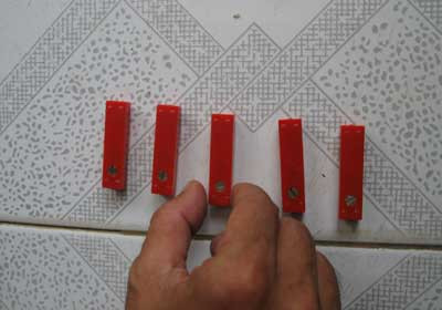 Đạn nhựa của súng hai trong một ( chích điện và bắn đạn cao su) được Khánh khai mua từ Trung Quốc. Ảnh: Phúc Sinh . Đạn nhựa của súng hai trong một ( chích điện và bắn đạn cao su) được Khánh khai mua từ Trung Quốc. Ảnh: Phúc Sinh