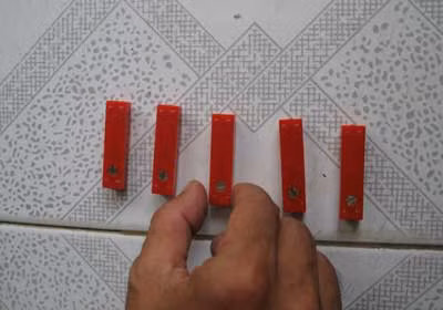 Đạn nhựa của súng hai trong một ( chích điện và bắn đạn cao su) được Khánh khai mua từ Trung Quốc. Ảnh: Phúc Sinh