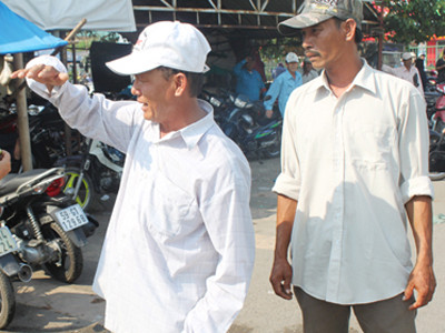 Gia đình ba em nhỏ đi tìm các em suốt bốn ngày nay khắp các bến tàu, bến xe 