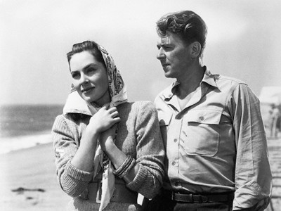 Ronald Reagan được miêu tả là 007 ở Hollywood 