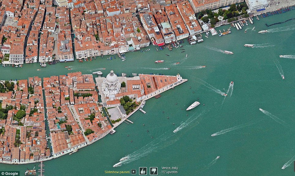 Hình ảnh thành phố Venice với tàu thuyền tấp nập hoạt động.