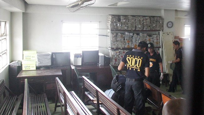 Cảnh sát thu thập chứng cứ tại hiện trường vụ án