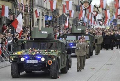 Linh cữu vợ chồng Tổng thống Kaczynski được đưa từ Wrasaw tới Krakow bằng máy bay quân sự. Trước đó, linh cữu cố Tổng thống Kaczynski cũng đã được đưa tới những nơi gắn bó với cuộc đời ông ở Thủ đô Warsaw, trong đó có Tòa thị chính Warsaw. (AP) Hàng trăm nghìn người dân vẫy cờ, hoa và cầu nguyện tại Krakow để vĩnh biệt vợ chồng cố Tổng thống Lech Kaczynski (Reuters,AP) Trong buổi lễ Misa, Tổng giám mục Krakow Stanislaw bày tỏ hy vọng sự sát cánh sau thảm họa rơi máy bay sẽ củng cố quan hệ Nga-Ba Lan (AP) Sau lễ Misa, xe pháo rước linh cữu vợ chồng cố Tổng thống Kaczynski qua thành phố và tới thánh đường Wawel (Reuters,AP) Quân đội Ba Lan tham gia tang lễ cố Tổng thống (Reuters) Ông Jaroslaw Kaczynski, người anh em song sinh- và gia đình con gái Marta của cố Tổng thống Kaczynski trong tang lễ ( Reuters) Lãnh đạo, quan chức, bè bạn và người thân từ nhiều quốc gia tới dự tang lễ vợ chồng cố Tổng thống Kaczynski, trong đó có Tổng thống các nước Nga, Đức, Ucraina, Litva, Séc và Chủ tịch Nghị viện Châu Âu. Tuy nhiên, sự cố núi lửa phun tro bụi ở Iceland đã khiến nhiều nguyên thủ không thể tới dự tang lễ, gồm Tổng thống Mỹ Barack Obama, Thái tử Anh Charles, Tổng thống Pháp Nicolas Sarkozy, Thủ tướng Đức Angela Merkel… (AP,Reuters) Mộ phần của vợ chồng cố Tổng thống Kaczynski được đặt tại Wawel, nơi an nghỉ của các nhà vua và các vị anh hùng dân tộc Ba Lan (AP)