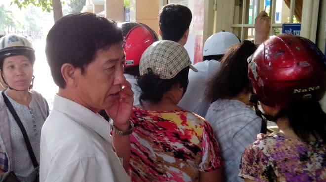 Phụ huynh đợi đóng tiền học đầu năm tại một trường tiểu học ở Q.5, TP.HCM. Ảnh: Như Hùng. Phụ huynh đợi đóng tiền học đầu năm tại một trường tiểu học ở Q.5, TP.HCM. Ảnh: Như Hùng