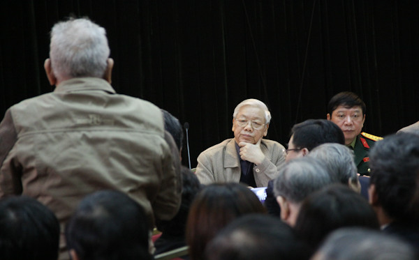 Tổng Bí thư lắng nghe ý kiến của các cử tri tại quận Hoàn Kiếm, Hà Nội