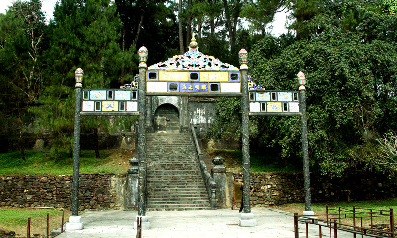 Hai đầu cầu Thông Minh Chính trực là cổng tam quan được thiết kế công phu với nhiều nét trạm trổ rồng phượng