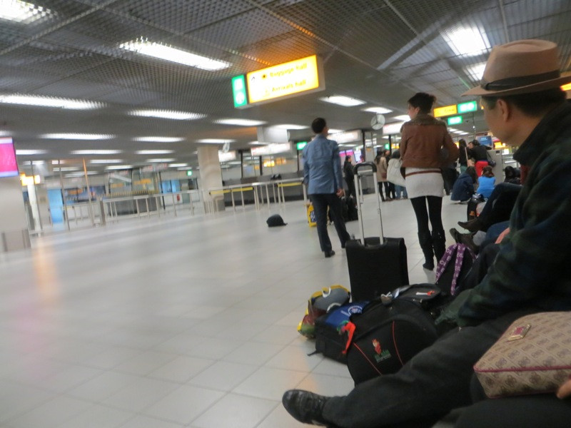 Chỉ còn Đoàn Việt Nam và Đoàn Lào giữa một sân bay lớn vắng lặng đến ngạc nhiên vào lúc nửa đêm