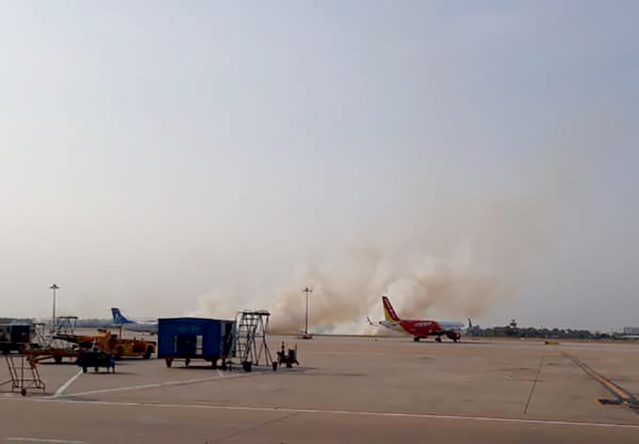 Máy bay nổ lốp, khói bốc cao ở sân bay Tân Sơn Nhất ảnh 1