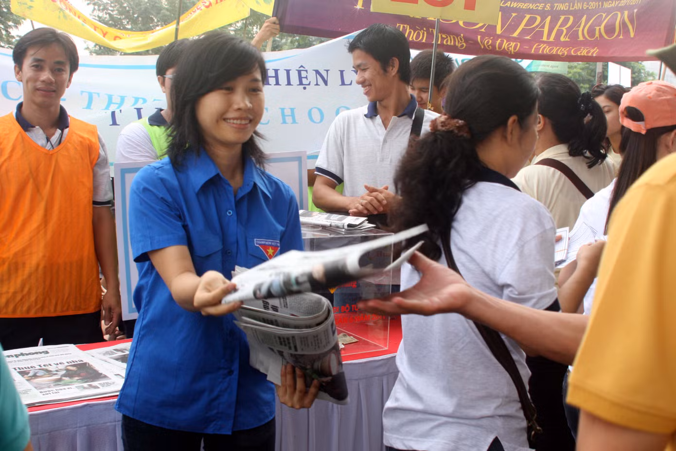 Phát hành Báo Tiền Phong tại Chương trình đi bộ