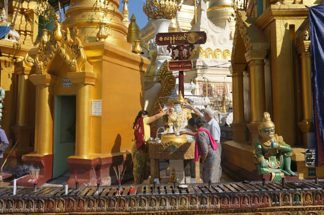 Bên tượng Phật có vòi nước và có sẵn mấy chiếc cốc nhỏ để khách thập phương tắm Phật. .