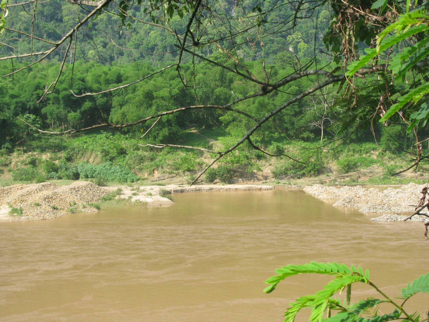 Khai thac vang lam nat long song Ma