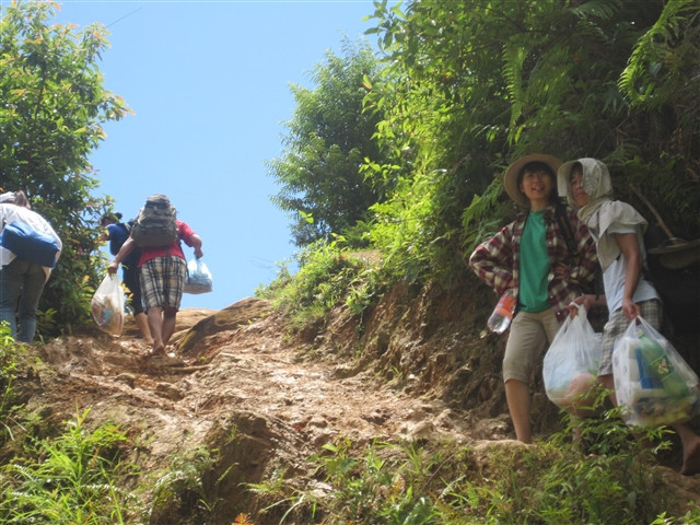 Các bạn trẻ vượt đèo vào bản