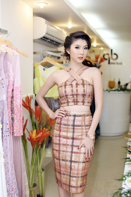 Ngọc Quyên khoe làn da trắng mịn và vòng eo thon gọn