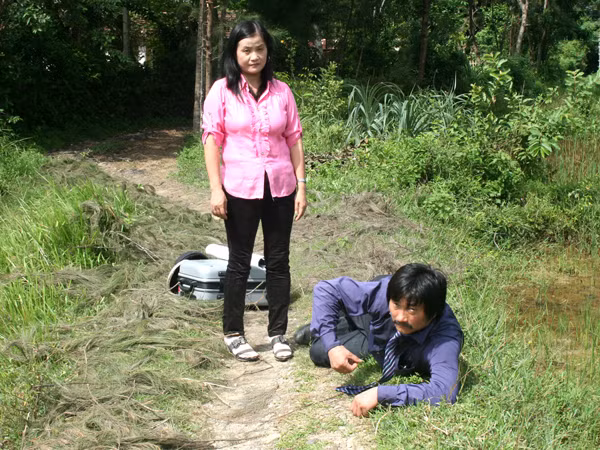 Hai anh em Đức - Hà trên vị trí bức ảnh lịch sử 43 năm trước Ảnh: Trương Duy Nhất