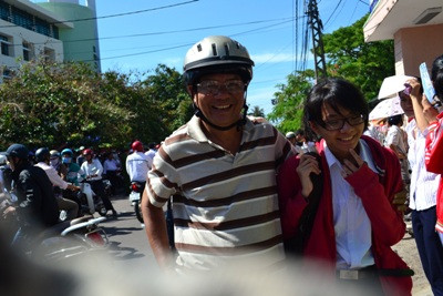 Hai cha con cười hớn hở