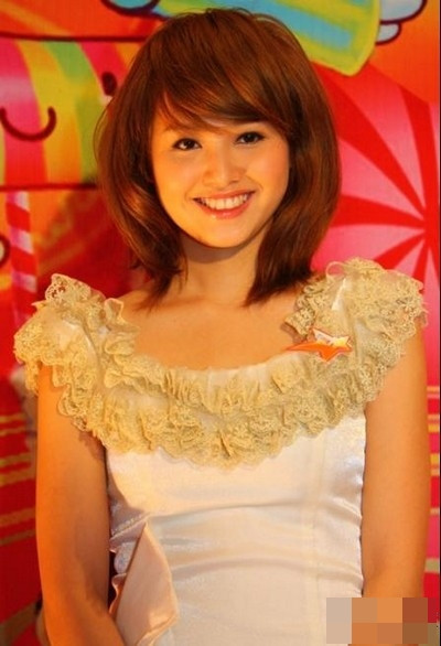 Liên tiếp sau đó là những hình ảnh mang phong cách xì tin, trong trẻo xuất hiện trên hàng loạt các tờ báo teen. Có thể thấy cách trang điểm cho tới mái tóc, trang phục còn khá đơn sơ, làm toát lên nét đẹp thuần khiêt vốn có của cô nàng