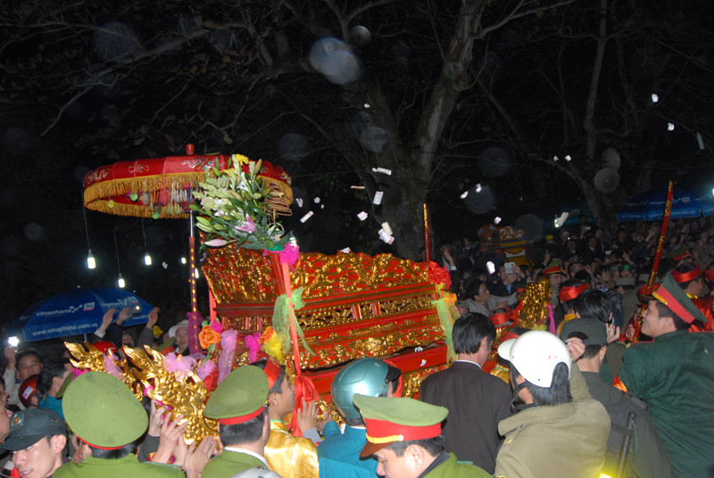 Lực lượng an ninh phải căng hết sức để bảo vệ đoàn rước kiệu ấn đi giữa biển người