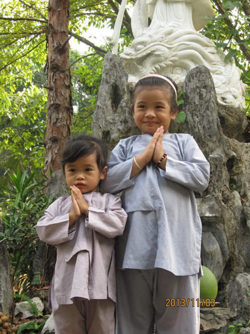 Cát Tường và Khánh Linh (4 tuổi) đều đang đi học mẫu giáo. Khánh Linh được một Phật tử nhận đỡ đầu. Cát Tường rất thích kể chuyện trường lớp