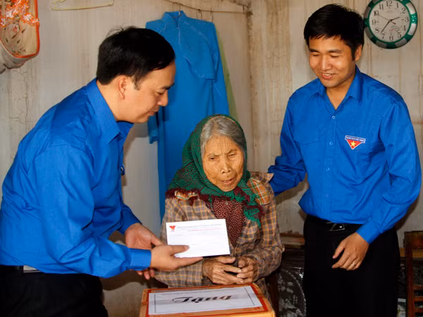 Đoàn cũng đến thăm nhà mẹ Cao Thị Cốc (101 tuổi, xóm Xuân Hà, Hải Đông, Hải Hậu, Nam Định)…