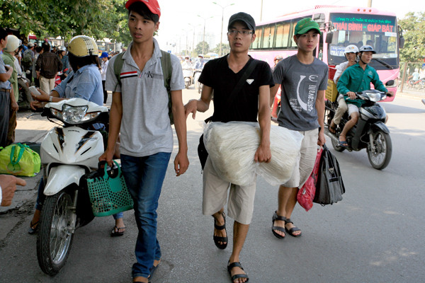Một bên xách gà, một bến miến