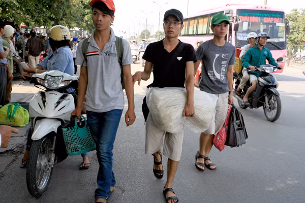 Một bên xách gà, một bến miến