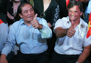 Lời bình: Kẻ gần ta nhất nhiều khi lại là kẻ làm ta đau nhất