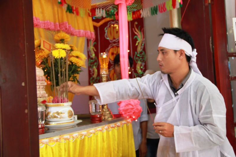 Anh T thắp hương