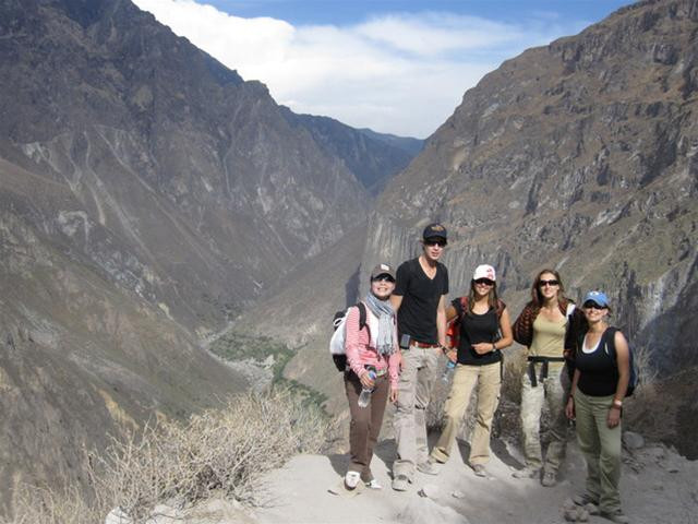 Vulann (ngoài cùng bên trái) và bạn bè quốc tế tại thung lũng Colca