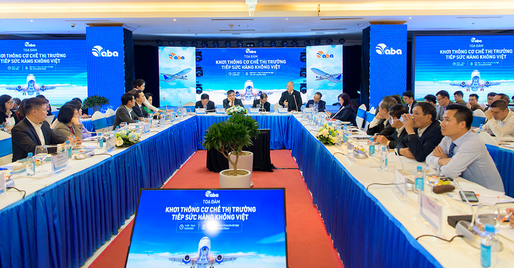 Tại Tọa đàm Khơi thông cơ chế thị trường, tiếp sức hàng không Việt, các hãng hàng không đều muốn bỏ khung giá vé máy bay nội địa để được cạnh tranh, định giá theo thị trường. Tại Tọa đàm Khơi thông cơ chế thị trường, tiếp sức hàng không Việt, các hãng hàng không đều muốn bỏ khung giá vé máy bay nội địa để được cạnh tranh, định giá theo thị trường.