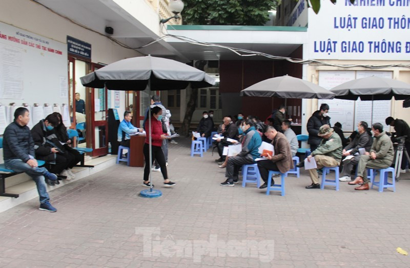 Người dân xếp hàng chờ đổi giấy phép lái xe trực tiếp tại Hà Nội.