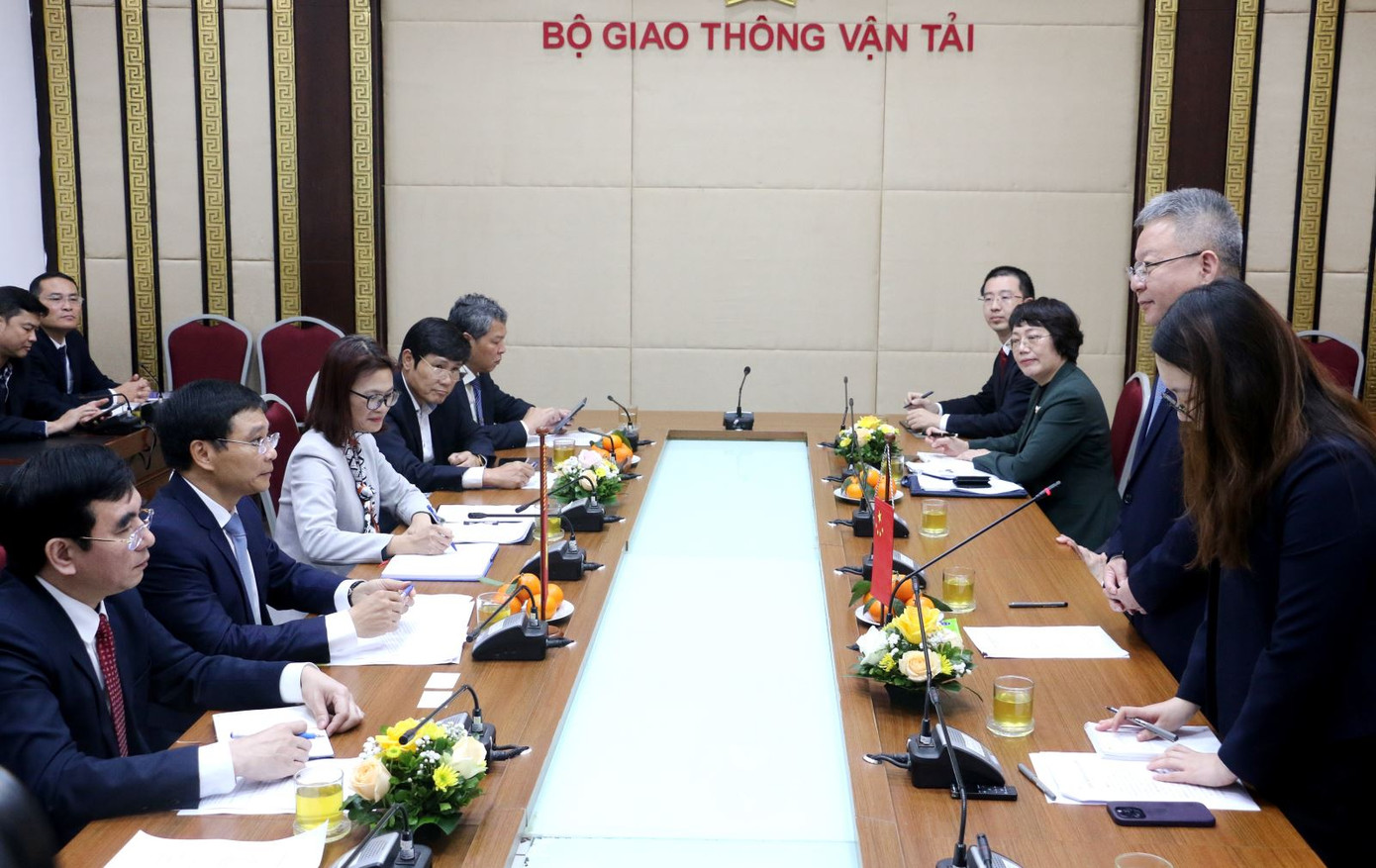 Bí thư tỉnh ủy Hải Nam Thẩm Hiểu Minh (đứng) đề xuất khôi phục và mở mới hoạt động hàng hải và hàng không giữa tỉnh này với Việt Nam.