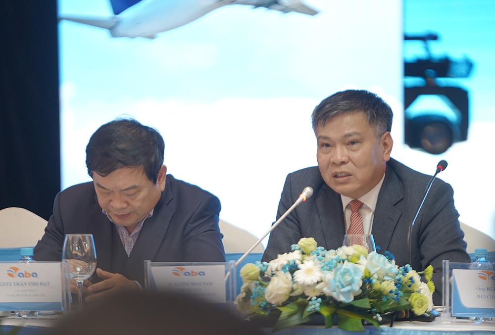 Chuyên gia hàng không và du lịch – TS Lương Hoài Nam (phải) dẫn những con số cho thấy, khách du lịch quốc tế đến Việt Nam phục hồi chậm hơn rất nhiều so với kỳ vọng ở thời điểm đầu mở cửa thị trường sau giai đoạn dịch COVID-19. Chuyên gia hàng không và du lịch – TS Lương Hoài Nam (phải) dẫn những con số cho thấy, khách du lịch quốc tế đến Việt Nam phục hồi chậm hơn rất nhiều so với kỳ vọng ở thời điểm đầu mở cửa thị trường sau giai đoạn dịch COVID-19.