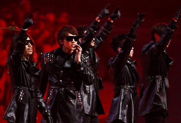 Bi Rain biểu diễn trong lễ bế mạc