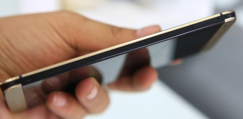 Khe cắm sim ở cạnh trái. Khe cắm sim ở cạnh trái