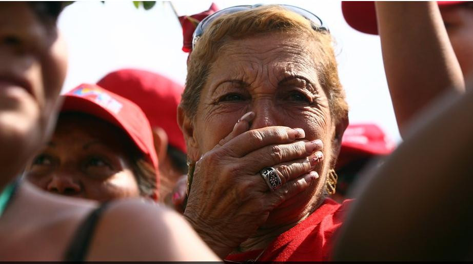 Nhiều người đã bật khóc khi linh cữu cố tổng thống Hugo Chavez được đưa qua