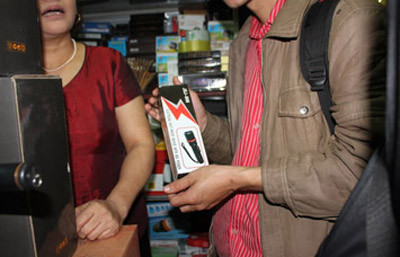 Nhìn bên ngoài nếu không phải người trong nghề thì khó mà phân biệt được: Dùi cui điện hay đèn pin?