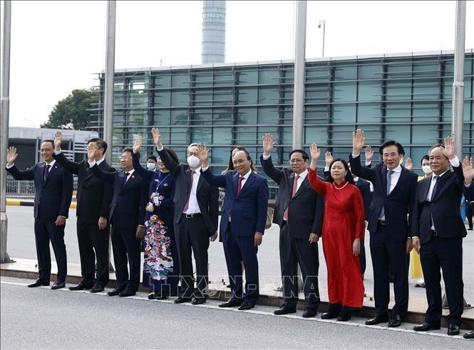 Chủ tịch nước Nguyễn Xuân Phúc, Thủ tướng Phạm Minh Chính cùng nhiều đồng chí lãnh đạo cấp cao Đảng, Nhà nước tiễn Tổng Bí thư Nguyễn Phú Trọng tại Sân bay quốc tế Nội Bài.