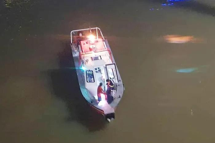 Lực lượng chức năng tổ chức tìm nam thanh niên dưới chân cầu Thủ Thiêm 1. Ảnh: Zing Lực lượng chức năng tổ chức tìm nam thanh niên dưới chân cầu Thủ Thiêm 1. Ảnh: Zing