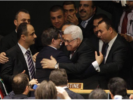 Tổng thống Palestine Mahmoud Abbas vui mừng sau khi kết quả bỏ phiếu tại Đại hội đồng Liên Hợp Quốc được công bố. 