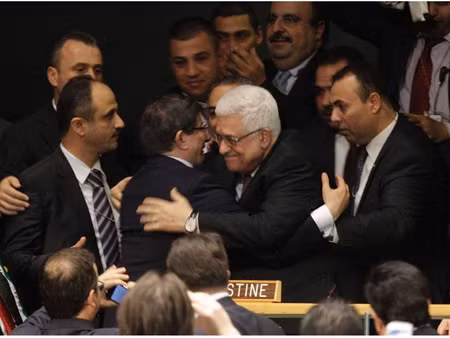Tổng thống Palestine Mahmoud Abbas vui mừng sau khi kết quả bỏ phiếu tại Đại hội đồng Liên Hợp Quốc được công bố. 