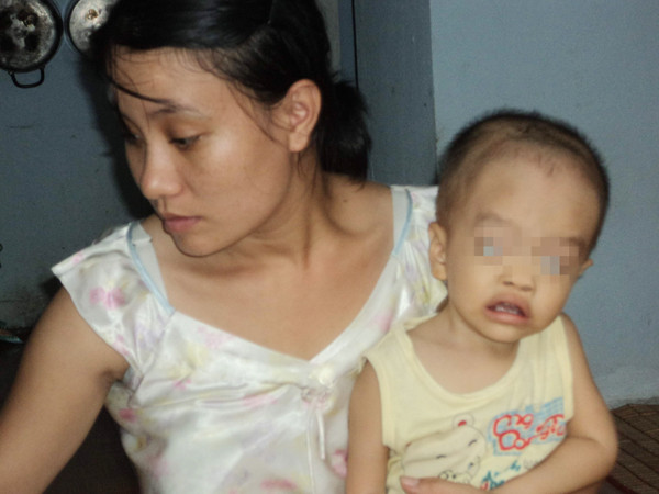 Cháu Gia Bảo trong vòng tay mẹ